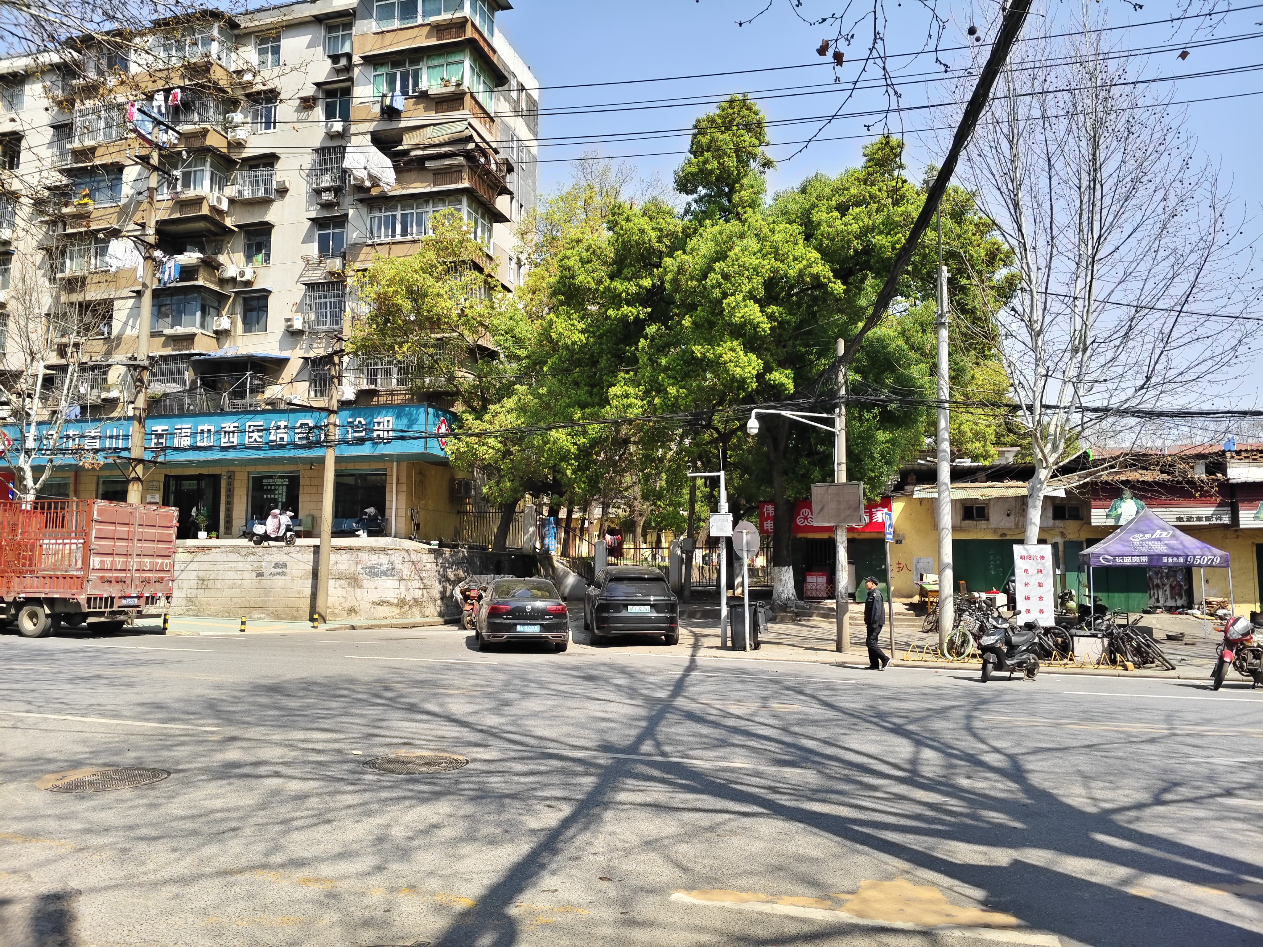 小学上学放学的另一条路，曾经这里打卡片和小商贩的聚集之地.jpg